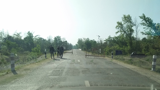 तस्बिरमा कञ्चनपुरको गजरौलामा खटिएका सशस्त्र प्रहरी 