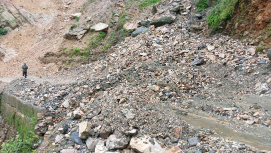 पहिरोले महाकाली लोकमार्ग अवरुद्ध