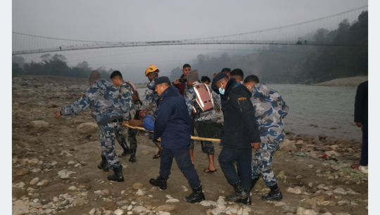 बसभित्र च्यापिएका घाइतेको पाँच घण्टापछि जीवितै उद्धार
