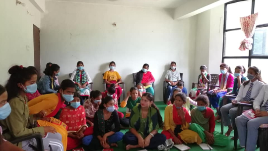 अछाममा किशोरीहरुलाई सेनेटरी प्याड निर्माण तालिम