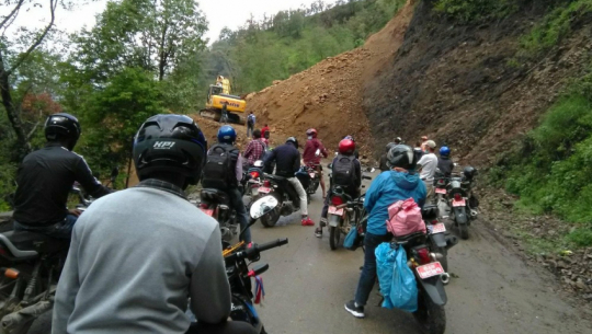 बझाङको जालेबगरमा पहिरो खस्दा जयपृथ्वी राजमार्ग अवरुद्ध  