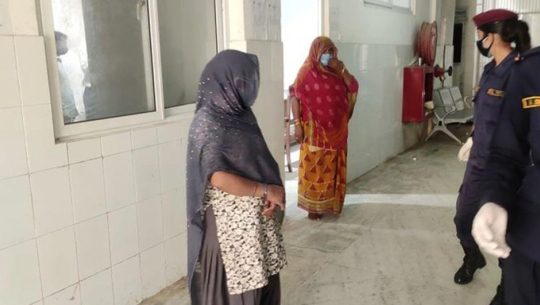 जनकपुरमा सडकमा पैसा छर्ने दुवै महिलाको कोरोना रिपोर्ट ’नेगेटिभ’