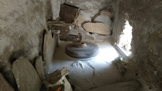 धारापानीवासी कुटानीपिसानी गर्न पानी घट्टमै भर