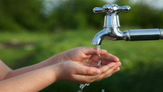 धनुषामा पानीको अभाव भएपछि दमकलले पानी वितरण गरिँदै