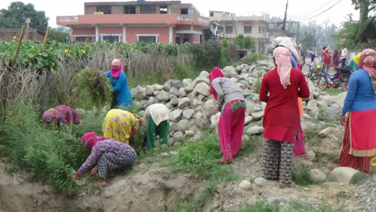 फाईल तस्बिर : प्रधानमन्त्री रोजगार कार्यक्रम अन्तरगत नाली सफाई गर्दै महिला 