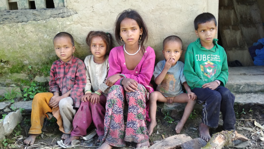 बुबाको मृत्यु र आमाले अर्को बिहे गरेपछि पाँच भाई बहिनी बिच्चलीमा