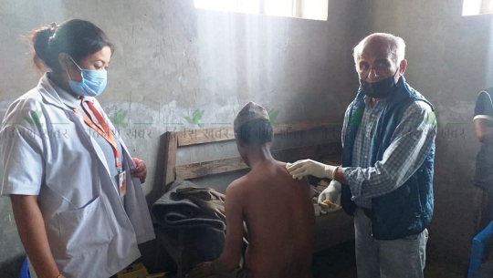 हुम्लाको दुर्गम गाँउ मैला पुगेर बिरामीको उपचार गर्दै डाक्टर केसी