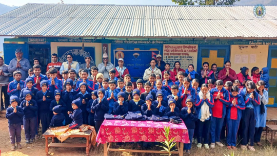 बैतडीका गुरुकुल माविका विद्यार्थीलाई न्यानो लुगा वितरण
