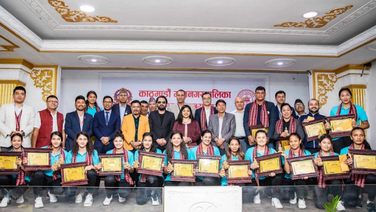 महिला भलिबल खेलाडीलाई काठमाण्डौ महानगरले गर्‍यो नगदसहित सम्मान