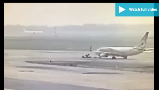 विमानले यसरीे किच्यो ट्रकमा रहेका इन्जिनीयरलाई (भिडियोसहित)