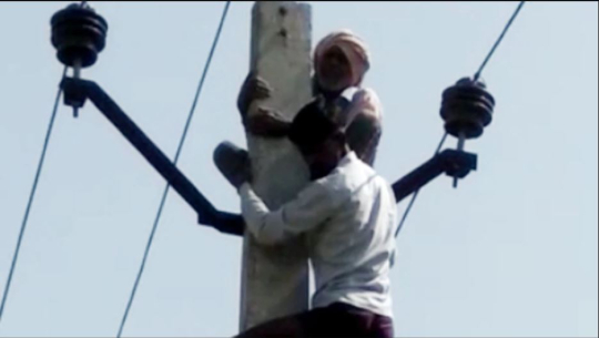 बिहे गर्न नपाएको भन्दै बिजुलीको पोलमा चढे यी वृद्ध