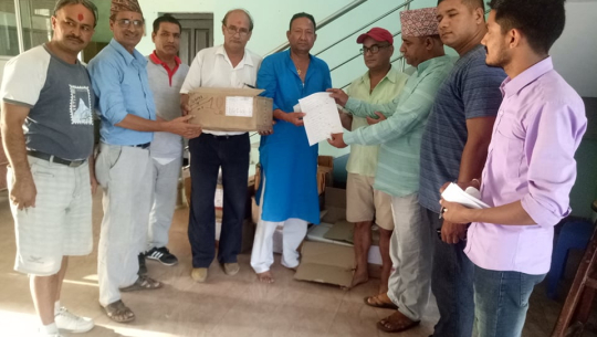 बैतडी समाजद्धारा स्वास्थ्य शिविरमा बचेको औषधी धनगढी उपमहानगरपालिकालाई हस्तान्तरण