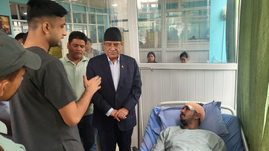कञ्चनपुर घटनाः घाइते विद्यार्थी नेतालाई भेट्‌न अस्पतालमा प्रचण्ड