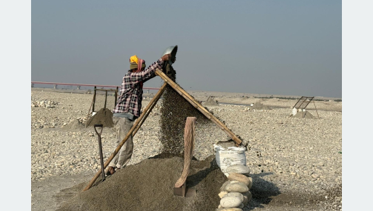 महाकालीको बगरमा बालुवा छानेर जीविका चलाउने दम्पतीहरू