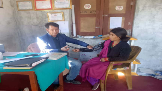 बाजुराको पुडाबाउला आधारभूत स्वास्थ्य केन्द्रमा भवन अभाव हुँदा सेवा प्रवाहमा समस्या  