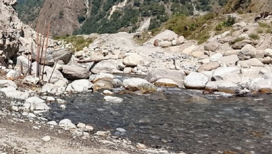  बाजुराको बाउलीखोलामा निर्माणाधीन पक्की पुलको काम पाँच वर्षदेखि अलपत्र