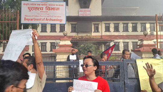 हाम्रो इतिहास हो भन्दै  प्रदर्शनकारीले गरे पुरातत्व विभागको संरक्षण 
