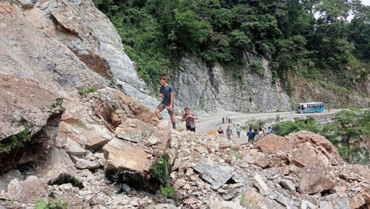 वर्षाका कारण देशभरका आठ राजमार्ग अवरुद्ध