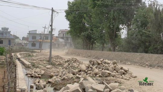 धनगढीको सहिदगेट–राजघाट जोड्ने सडक निर्माणको काम सुस्त गतिमा, स्थानीय हैरान