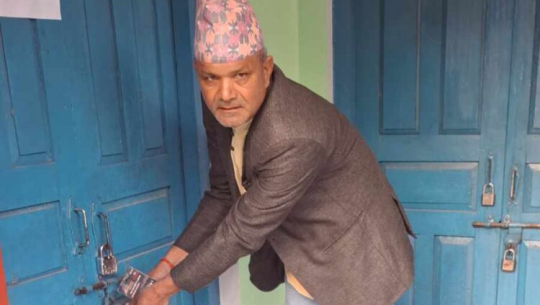 एमाले कञ्चनपुरको कार्यालयमा तालाबन्दी,नेताहरु हारगुहार गर्दै अध्यक्ष भेट्न डडेल्धुरा