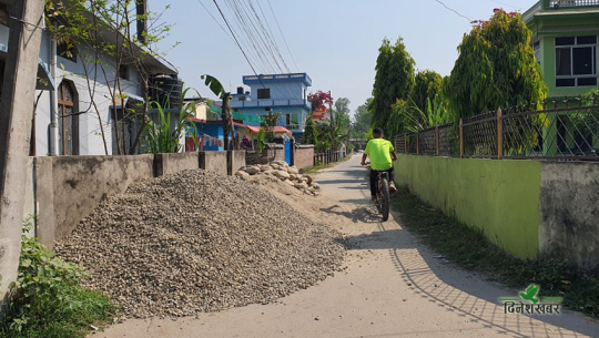धनगढीका भित्री सडकमा निर्माण सामग्री थुपार्ने प्रवृत्तिले हैरानी