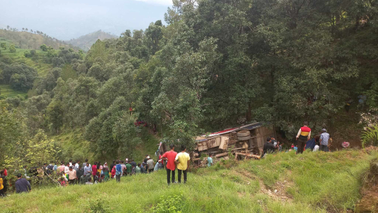 बैतडीमा बस दुर्घटना अपडेटः एकको मृत्यु, ३८ जना घाइते 