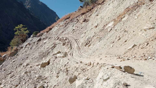 सुक्खा पहिरोले ४ दिनदेखि हुम्लाको खच्चा सडक अवरुद्ध