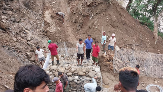 पुनः पहिरो खसेपछि रोकियो मेची राजमार्गको मर्मतसम्भार