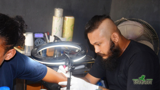 ...अनि धनगढीमै ट्याटू खोपेर लाखौं कमाउन थाले सागर