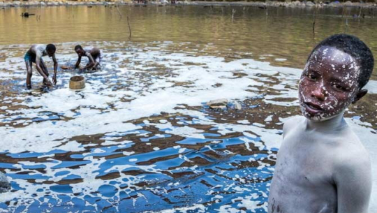 यी मानिस, जो नुनकै घरमा बस्छन नुन नै खान्छन्