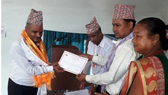 गत बर्ष उत्कृष्ट कर्मचारीको पुरस्कार, यो बर्ष ६० हजार घुस सहित पक्राउ