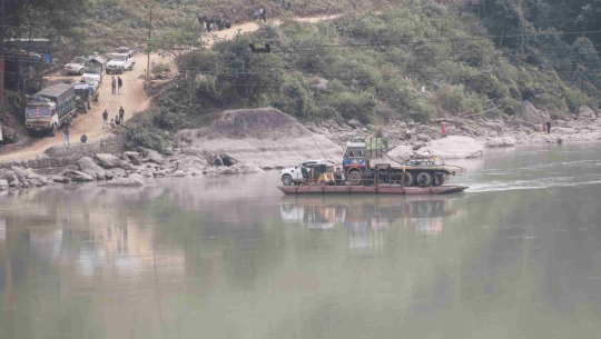पाँच महिनापछि अरुण नदीको सतिघाटमा ‘फेरी’ सञ्चालन