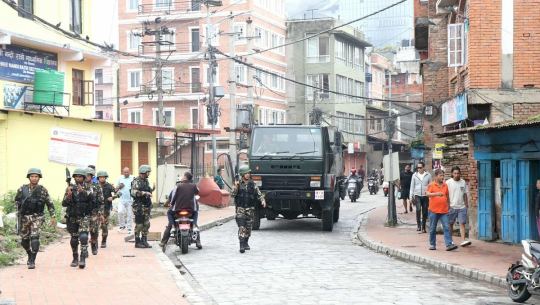 सेनाको गस्ती टोलीद्वारा पसलहरू बन्द गर्न आग्रह