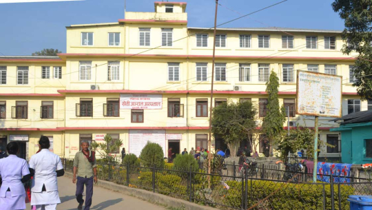 सेती अञ्चल अस्पतालमा शल्यक्रियाका लागि ८ महिना कुनुपर्ने