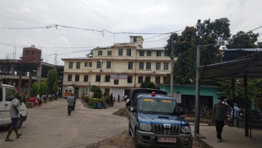 कैलालीकै कोरोना संक्रमितलाई पनि सेती अस्पतालले भर्ना गरेन, मन्दिरको हलमा राखियो