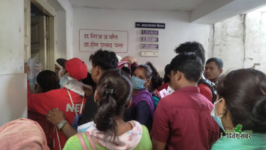 सेती अस्पतालमा उपचार गराउनै सास्ती, ढिलो आउँछन् चिकित्सक