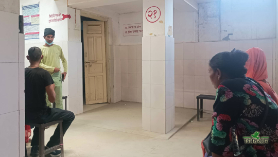सेतीमा घण्टौं कुर्न विवश छन् बिरामी, डाक्टर निजी क्लिनिकमा व्यस्त