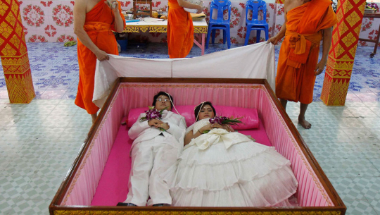 भ्यालेन्टाइन डे को दिन यी जोडीले गरे शव बाकसमा सुतेर विवाह