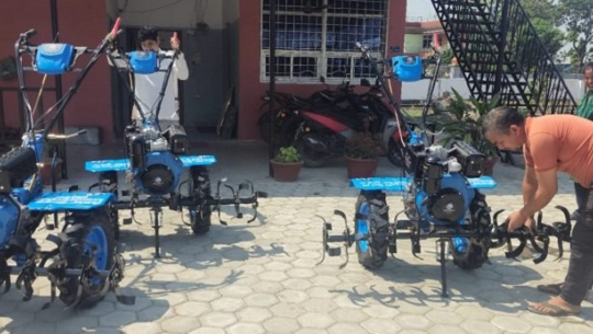 शुक्लाफाँटाका किसानलाई अनुदानमा ‘मिनी टिलर’ वितरण