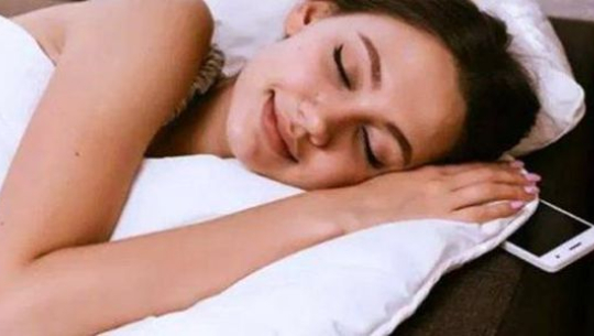 अध्ययनहरु भन्छन– मोबाइल नराख्नुस् सिरानी छेउ