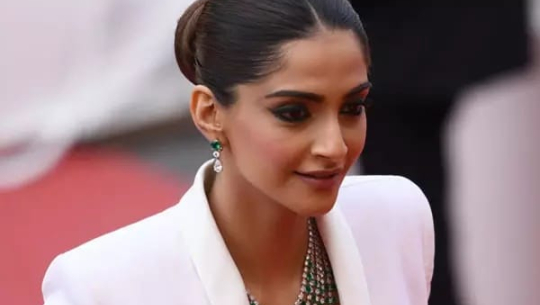 बलिउड अभिनेत्री सोनमको घरबाट गर–गहना र नगद चोरी