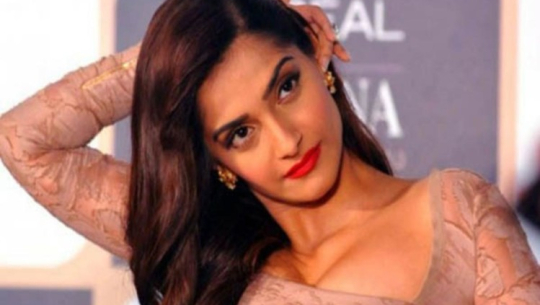 बलिउड अभिनेत्री सोनम कपूर सेल्फ क्वारेनटाइनमा