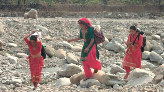 स्थानीय उत्पादन बेच्न ६  घण्टा पैदलयात्रा