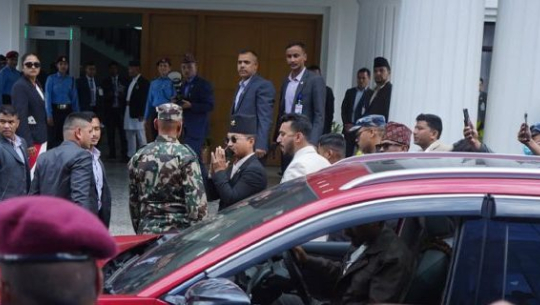 गृहमन्त्री गुरुङको आकस्मिक अनुगमन, आफैं गाडी चलाउँदै प्रहरी कार्यालय पुगे