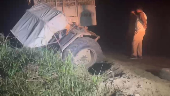 कञ्चनपुरको सीमा क्षेत्रमा उखु बोकेको ट्याक्टर दुर्घटना
