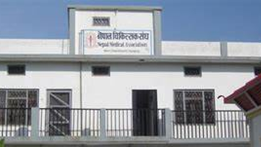 देशभरका सम्पूर्ण स्वास्थ्य संस्थाहरुमा आकस्मिक बाहेकका सेवा बन्द गर्ने चिकित्सक संघको घोषणा