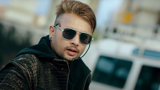 दुर्गेसको ‘एउटा फोटो खिच’ विवादमा