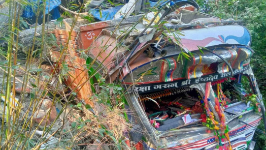 बैतडीमा सिमेन्ट बोकेको ट्रक दुर्घटना