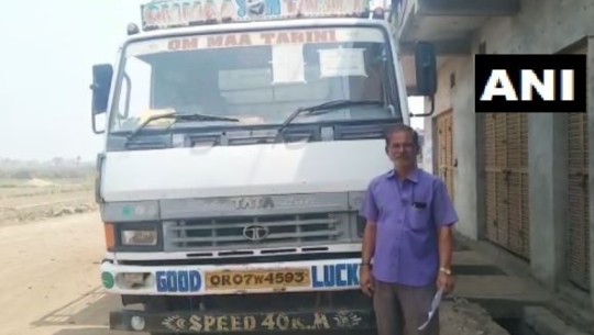 हेलमेट नलगाएको भन्दै ट्रक ड्राइभरलाई कारवाही