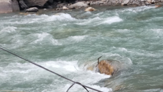 तुइन तरिरहेका एक पुरुष महाकाली नदीमा बेपत्ता